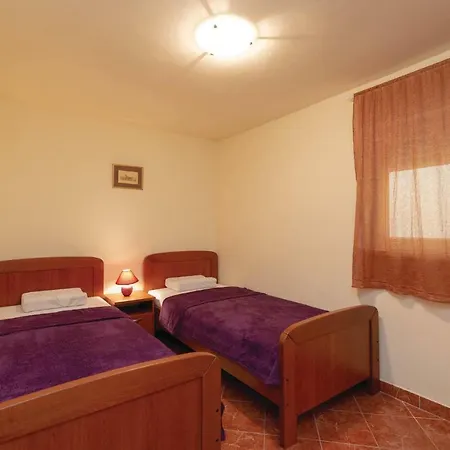 Appartamento Nice In W/ Wifi And 2 Bedrooms Obrovac